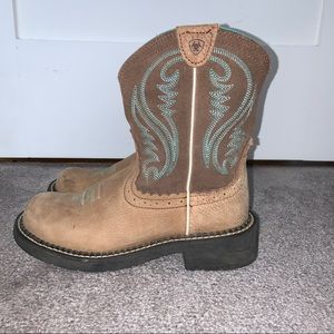 Short brown cowgirl boots with blue accent 6.5